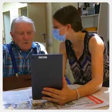 animateur mfr rhone accompagnant une personne agee sur une t 1