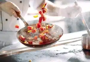 cuisine mfr rhone chef cuisinant des legumes dans une poele
