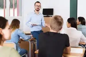 enseignant mfr rhone expliquant un cours a des etudiants en