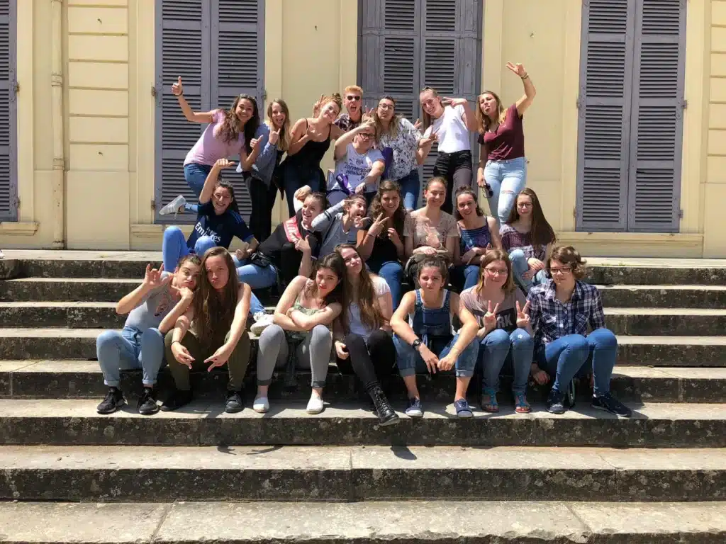 groupe d eleves souriants devant un batiment mfr rhone
