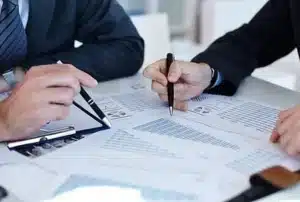 mfr charentay equipe analysant des documents financiers sur