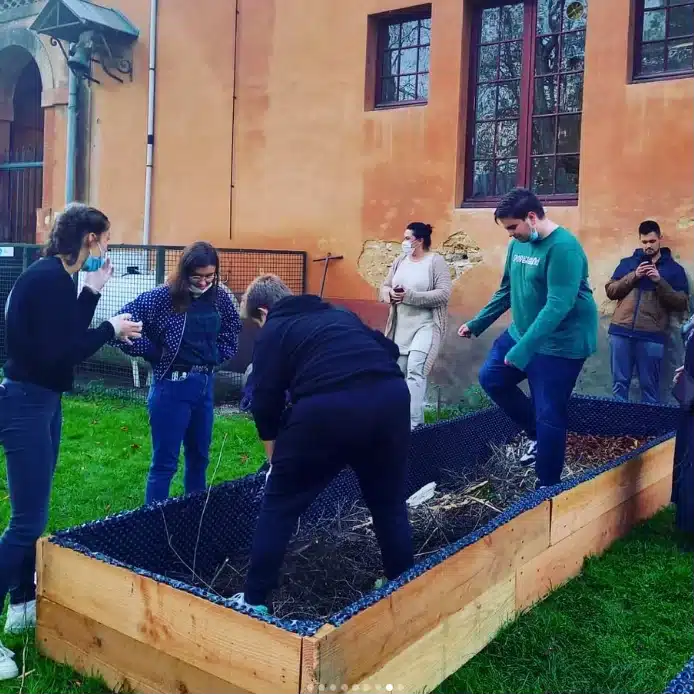 mfr rhone des jeunes travaillent dans un bac de plantation e