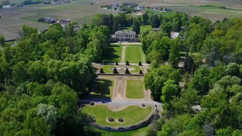 mfr rhone domaine avec chateau jardins a la francaise et par