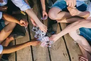 mfr rhone equipe de charentay jouant aux cartes sur des plan
