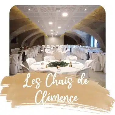 salle de reception voutee tables rondes dressees pour un eve